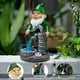 thumbnail image 4 of Estatua de gnomo de jardín divertida, artesanía de resina, estatua de gnomo sosteniendo un pozo para agua, decoración solar LED para exteriores, 4 of 5