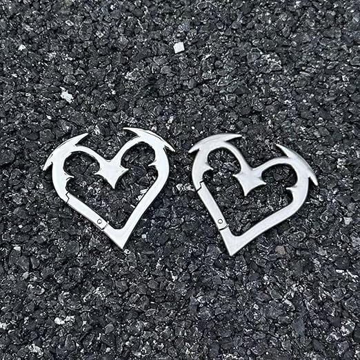 Gothic Heartbreaker Carabiner Keychain – Y2K Style Metal Heart