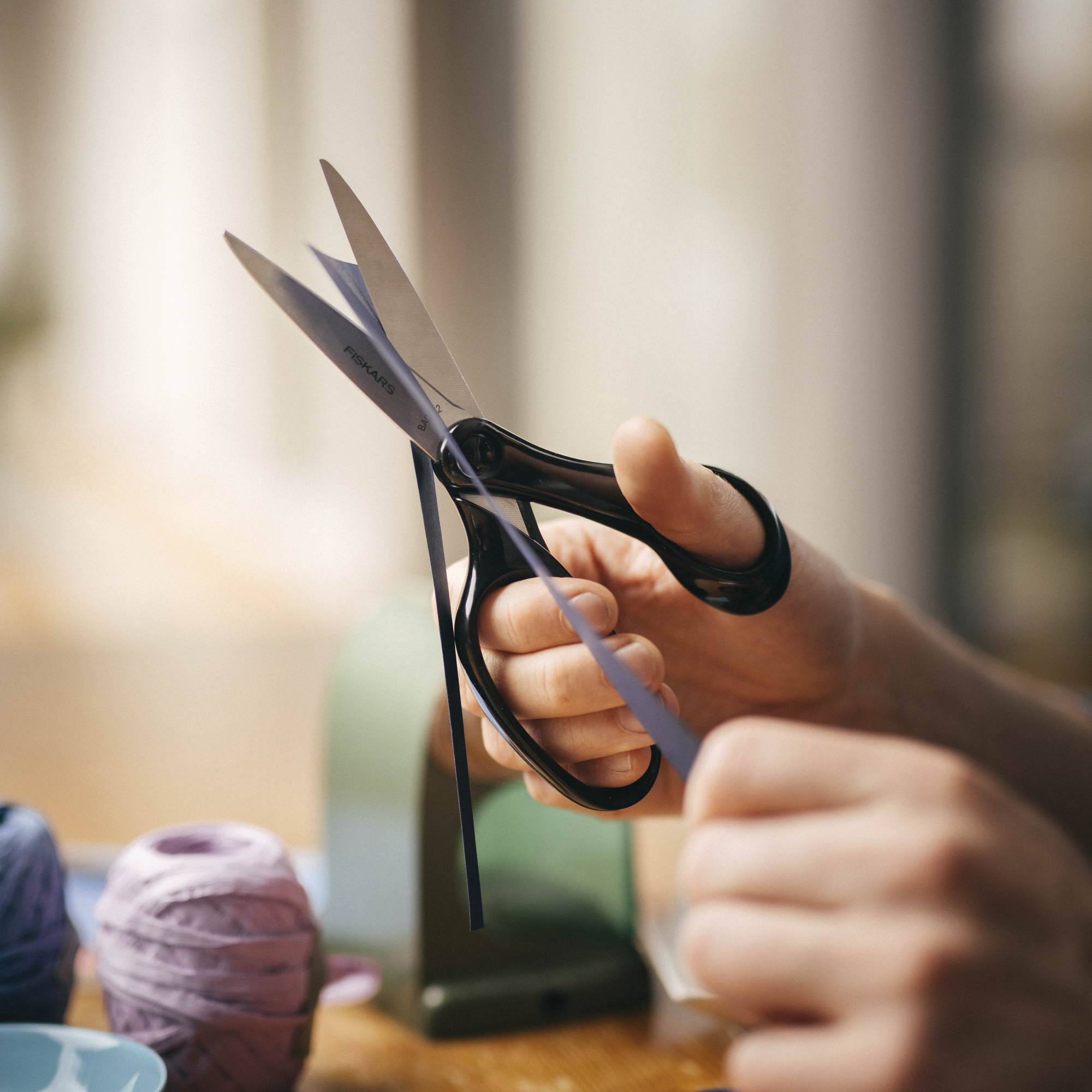 Fiskars Tijeras para Estudiantes, 7", Punta, Útiles Escolares para Niños Mayores de 12, Rojo 5