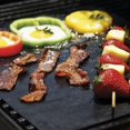 thumbnail image 2 of Alfombrilla para parrilla de barbacoa, revestimiento de teflón antiadherente, fácil de limpiar, reutilizable, duradera, resistente al calor, láminas para barbacoa para asar (paquete de 5 alf, 2 of 5