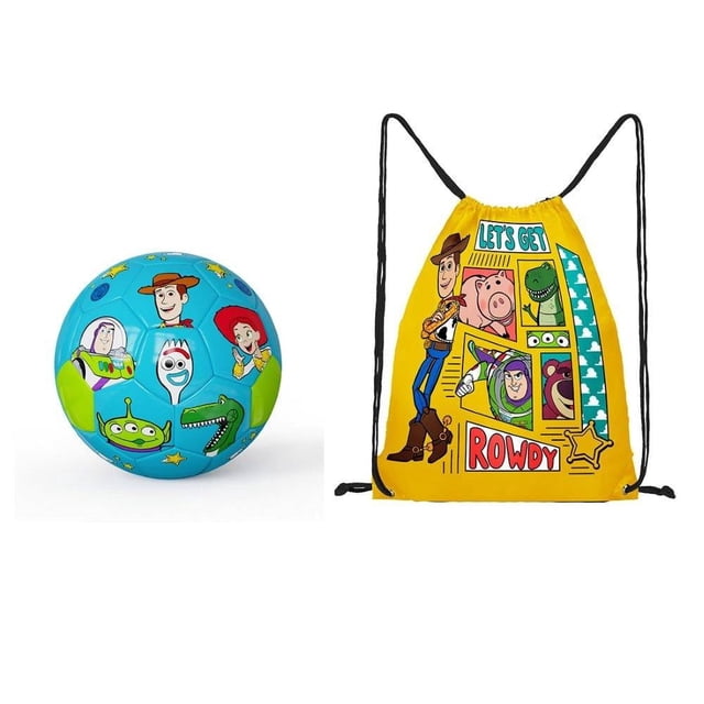 combo de balón de fútbol y morral toy story multipersonajes, balón tamaño 5 azul con ilustraciones de Woody, Buzz, Jessie, Forky y los aliens; cosido con paneles PVC y cámara de goma butílica; morral amarillo con cordones y estampado de personajes, espacio para transportar balón y equipo; ideal para juegos al aire libre y uso infantil.