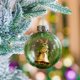 thumbnail image 4 of Adorno navideño de rana esférica de 8 cm para colgar con cordón dorado | Llavero redondo con textura 3D para árbol de Navidad, ideal como regalo para casa, oficina, coche, dormitorio o envoltorio., 4 of 6