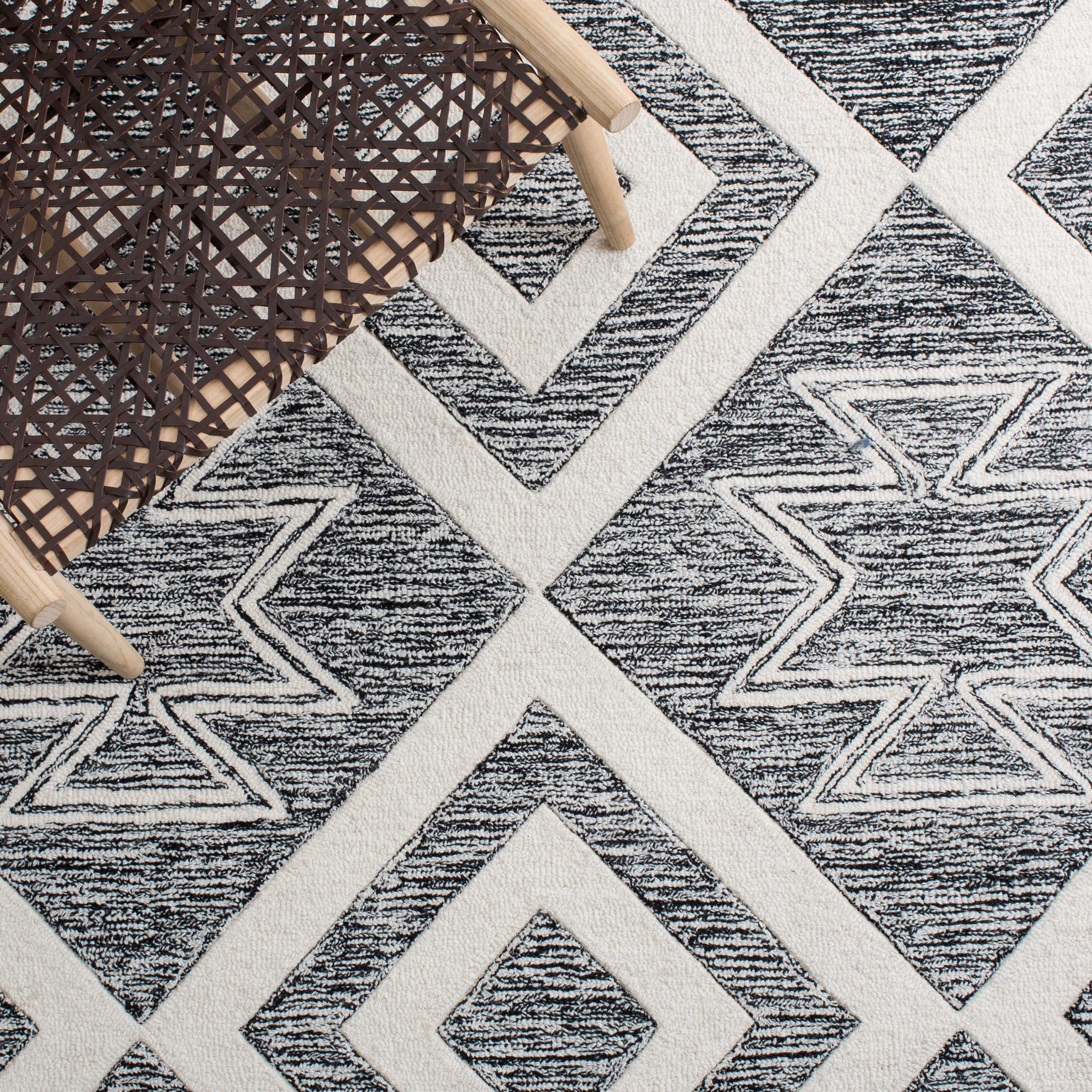 SAFAVIEH Metro Jaimie Southwestern Runner Rug, Ivory/Black, 2'3" x 9'