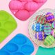 thumbnail image 3 of Juego de 3 moldes de silicona con forma de huevos de Pascua, 6 cavidades para hacer dulces, tartas, caramelos blandos y adornos para tartas. oso de fresa Electrónica, 3 of 5