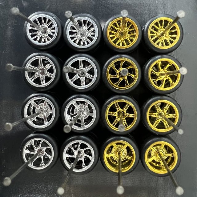 Miangastore 16 Pairs 1/64 Scale Diecast Car Model Modification Wheels Rubber Tires Hubs Realistic Detailed Design Portable Display Replaceable Toy Car Accessories For Kids And Collectors