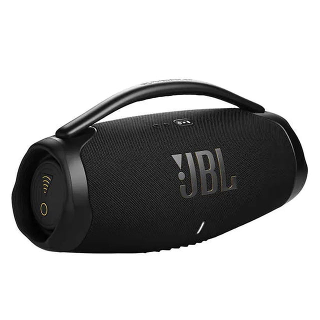 altavoz portátil jbl boombox 3 wifi inalámbrico bluetooth streaming reacondicionado, negro, IP67 — 3/4 frontal de un altavoz cilíndrico negro con asa superior integrada, rejilla textil con logo JBL grande, controles táctiles en la parte superior y paneles circulares en los extremos con iconos de conectividad; a menudo usado para fiestas al aire libre por su potencia.