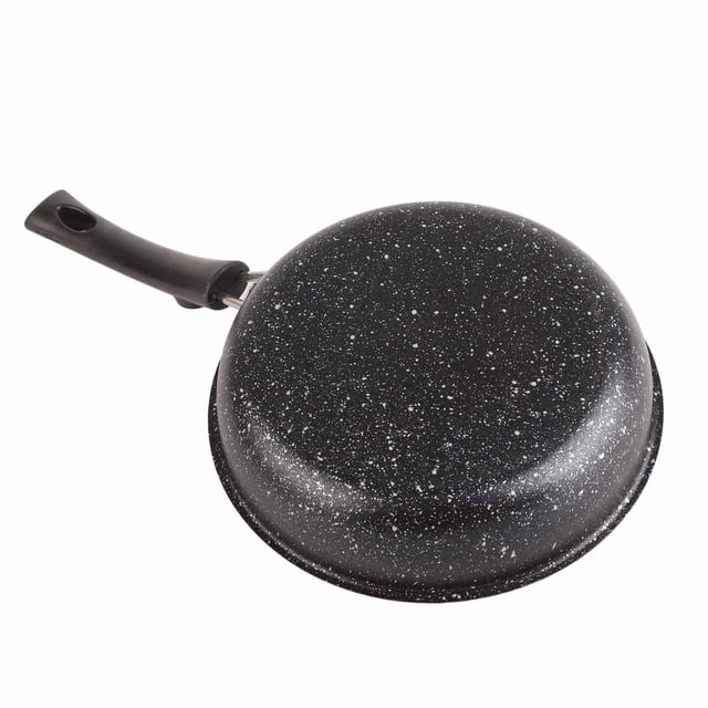sartén antiadherente, juego de sartenes de enducción rápida de calor, sartén antiadherente de acero enoxidable Negro Anggrek — vista 3/4 frontal de una sartén negra moteada con recubrimiento antiadherente, mango ergonómico de ABS negro y base de acero inoxidable; diseñada para conducción de calor rápida y uso en todas las estufas; paquete con 1 freír sartén; a menudo usada también para preparar tortillas o crepas.