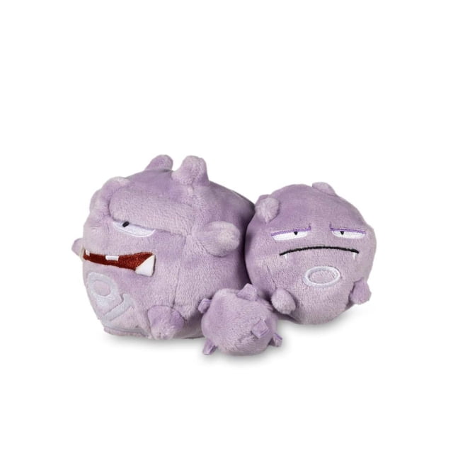 juguete de peluche pokémon center weezing sitting cuties 16 cm, vista 3/4 frontal mostrando tres esferas conectadas; peluche multicolor lila con felpa suave, ojos y boca bordados y detalle de boca blanca y marrón, base con microperlas que lo mantiene firme sobre superficie plana; se coloca en escritorio o estante y suele usarse como adorno de colección.