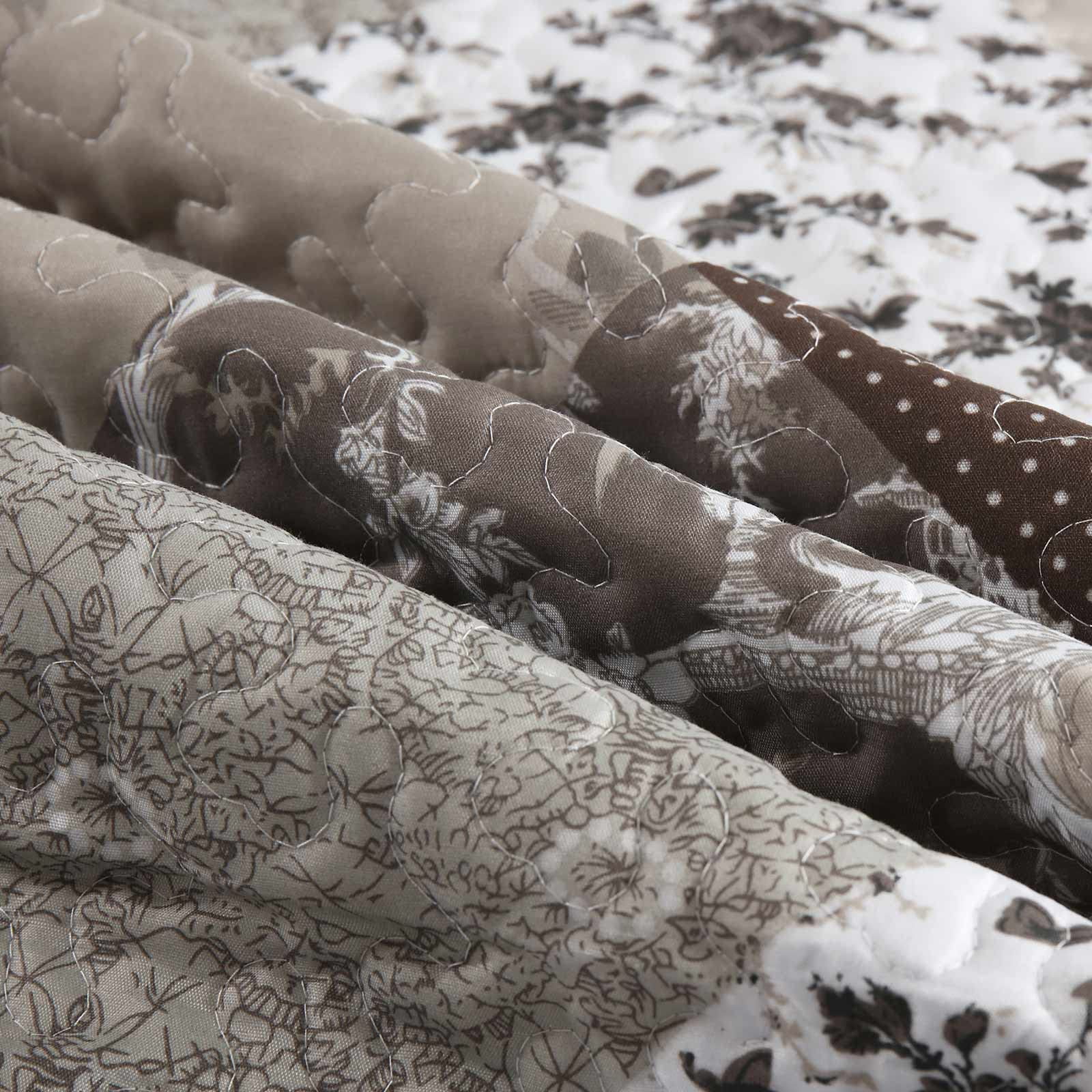 Queen Size Quilt Sets, Greagle 3-Piece Soft Warm Lightweight Bedspread Machine Washable Summer Quilt Bedding Set with Pillow Shams, Brown Plaid Patchwork Print, 90"x90"