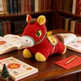 thumbnail image 4 of Encanto cultural: La mascota del Año del Caballo 2026 está diseñada en un estilo tradicional chino, con sillas de montar bordadas y crines de hilo dorado, que encarnan el estilo de las pinturas de cab, 4 of 7