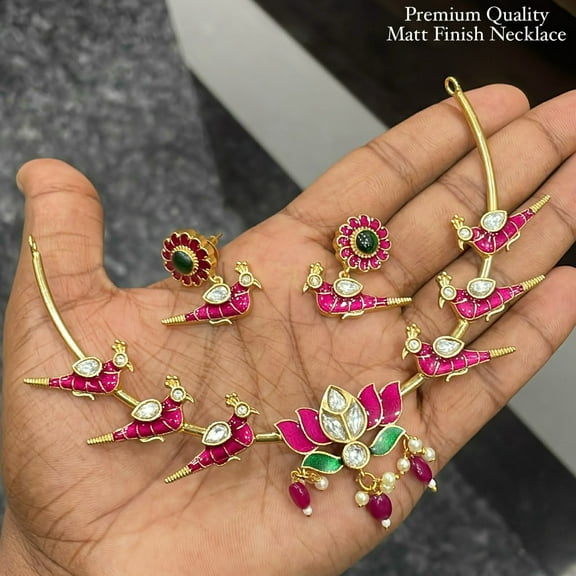 South Indian Bollywood Parrot & Lotus Gold-Plated Hasli Choker Necklace Set – Ruby, White & Green Kemp Stones with Pearls & Matching Earrings, Matte Finish Bridal Jewelry