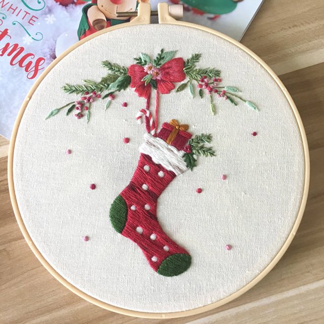 Fiudx Kit de Bordado Completo, Diseño de Rosas Artesanales, Hilos de Colores y Bastidor Incluidos, Set de Regalo para Manualidades, Ideal para Divertirse En Familia, Actividad Navideña, Bastidor de 7