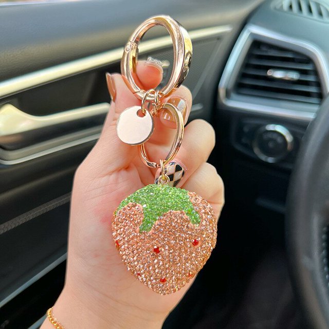LLavero de corazón rojo fresa con diamantes de imitación de arcilla para mujer y niña, joyería de fruta, llavero de coche bonito, llaveros para mujer xuanjing unisex