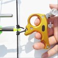 thumbnail image 3 of Ayuda para soltar el arco con agarre de tres dedos dorado y gatillo con calibrador de pulgar para arcos compuestos, 3 of 8