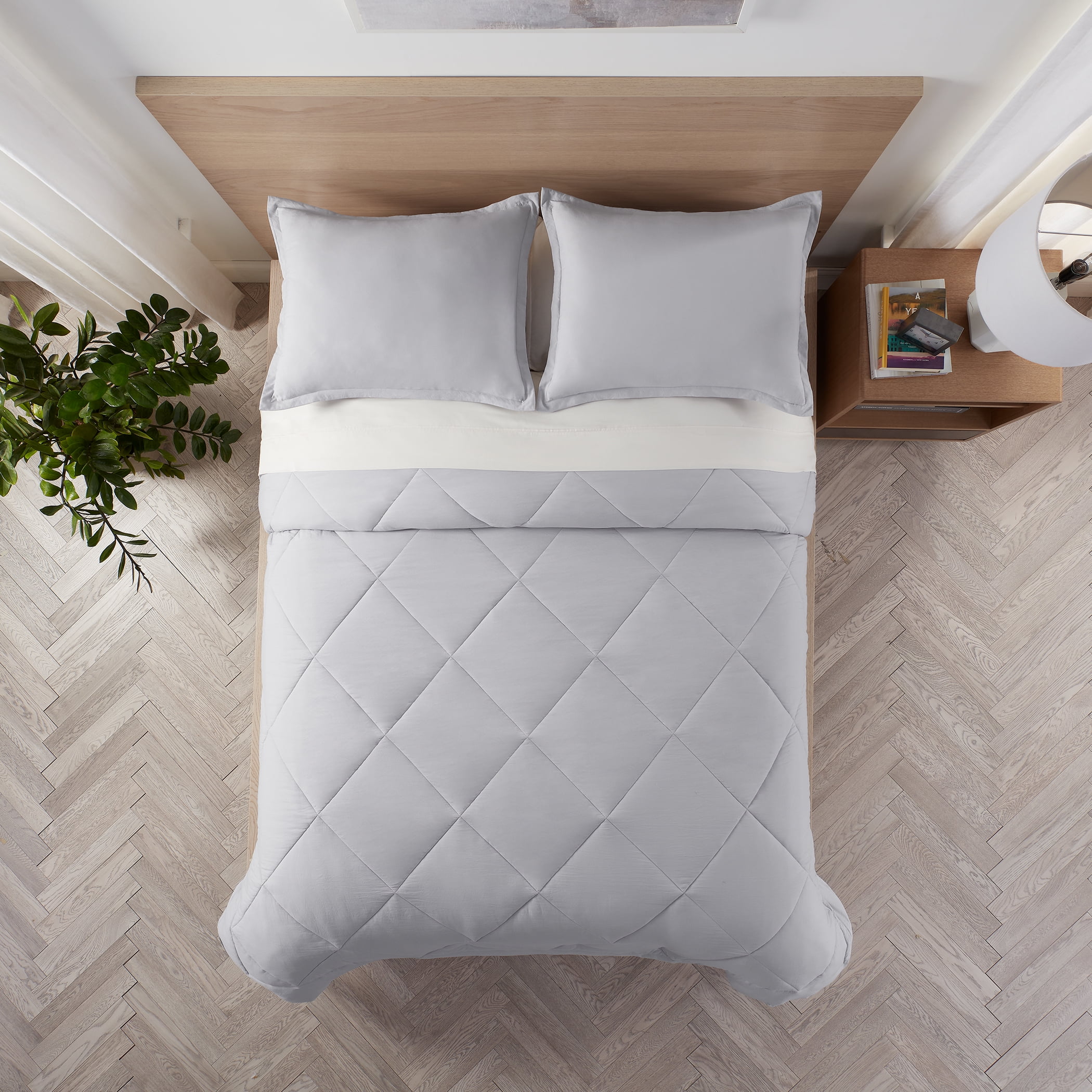 Serta Supersoft Cooling Bed Set, 5 Piece Reversible Bedding Comforter and Solid Sheet Set, Twin/ Twin XL, Micro Chip Grey