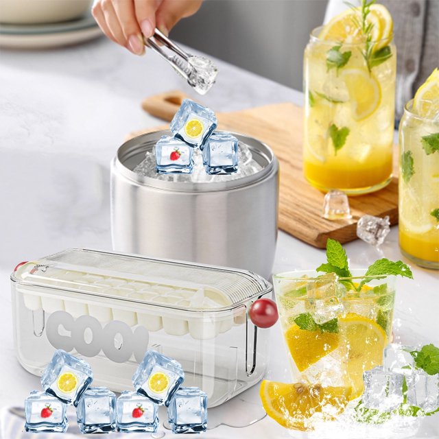 máquina para fabricar hielo, depósito de hielo, máquina portátil para uso doméstico Garnet verde, vista 3/4 frontal con bandeja transparente y tapa, bandeja para 32 cubitos visible, mano con pinzas retirando un cubito y vasos con bebidas frías al fondo; compacto y fácil de usar según especificaciones, también suele emplearse para ofrecer cubitos rápidos en reuniones pequeñas.