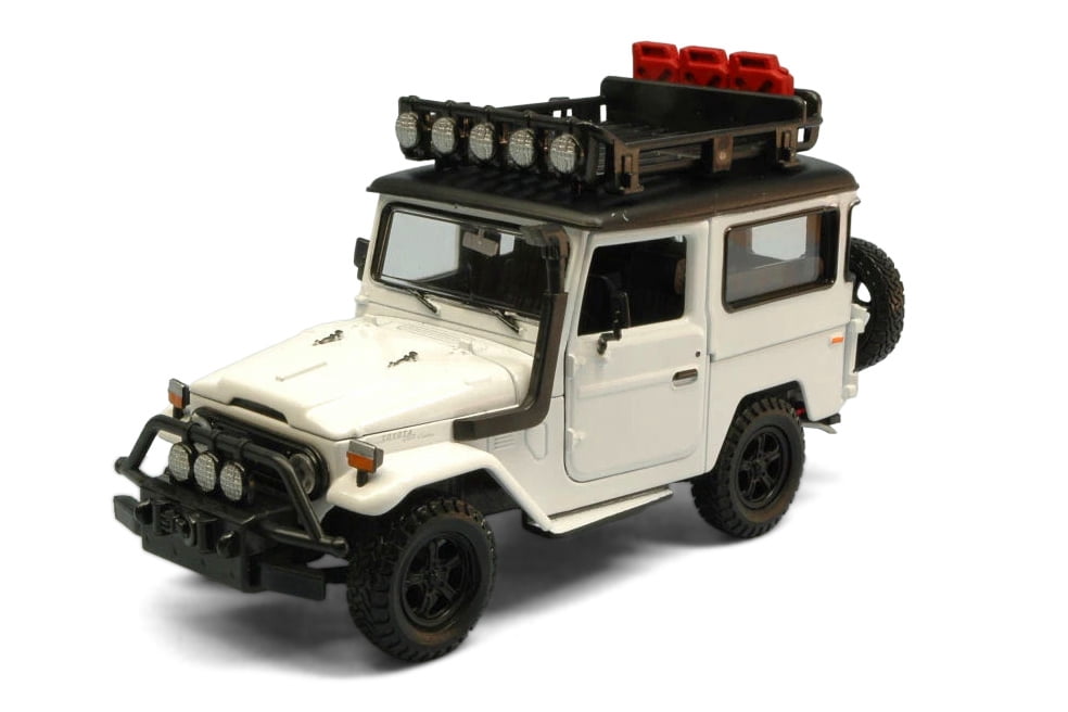 Voiture de couleur blanche – TOYOTA FJ40 Land Cruiser