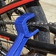 thumbnail image 4 of Kit de cepillos para limpiar cadenas de motocicleta y bicicleta | Paquete de 2 cepillos de nailon de doble punta para cadenas, engranajes, piñones y desviadores de bicicleta | Mango ergonómico, 4 of 7