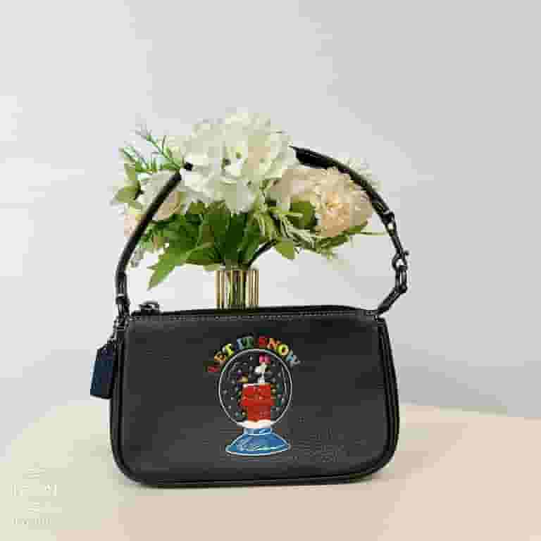 【Coach X Peanuts】Nolita19ミニバッグ 在庫確認ください CBM76 Coach X Peanuts Nolita 19 With Snoopy Let It Snow Motif