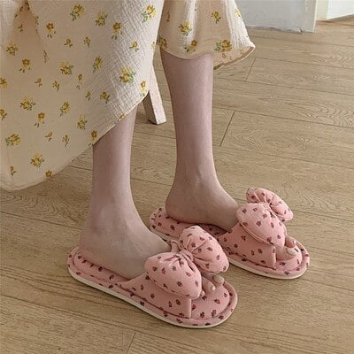 

CoCopeaunt Cute Bow Peach Plush Slippers Fashion Women Slippers Winter Home Warm Furry Footwear Indoor Home Slides Female Flip Flops
