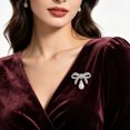 thumbnail image 1 of KALLORY Pin Decorativo Con Retro De Y Perla Falsa Para Blusa Y Abrigo, 1 of 6
