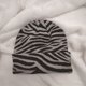 thumbnail image 4 of Gorros de lana para hombres y mujeres Gorros gruesos de invierno Medias cálidas Gorro de punto de jacquard con estampado de cebra, 4 of 6