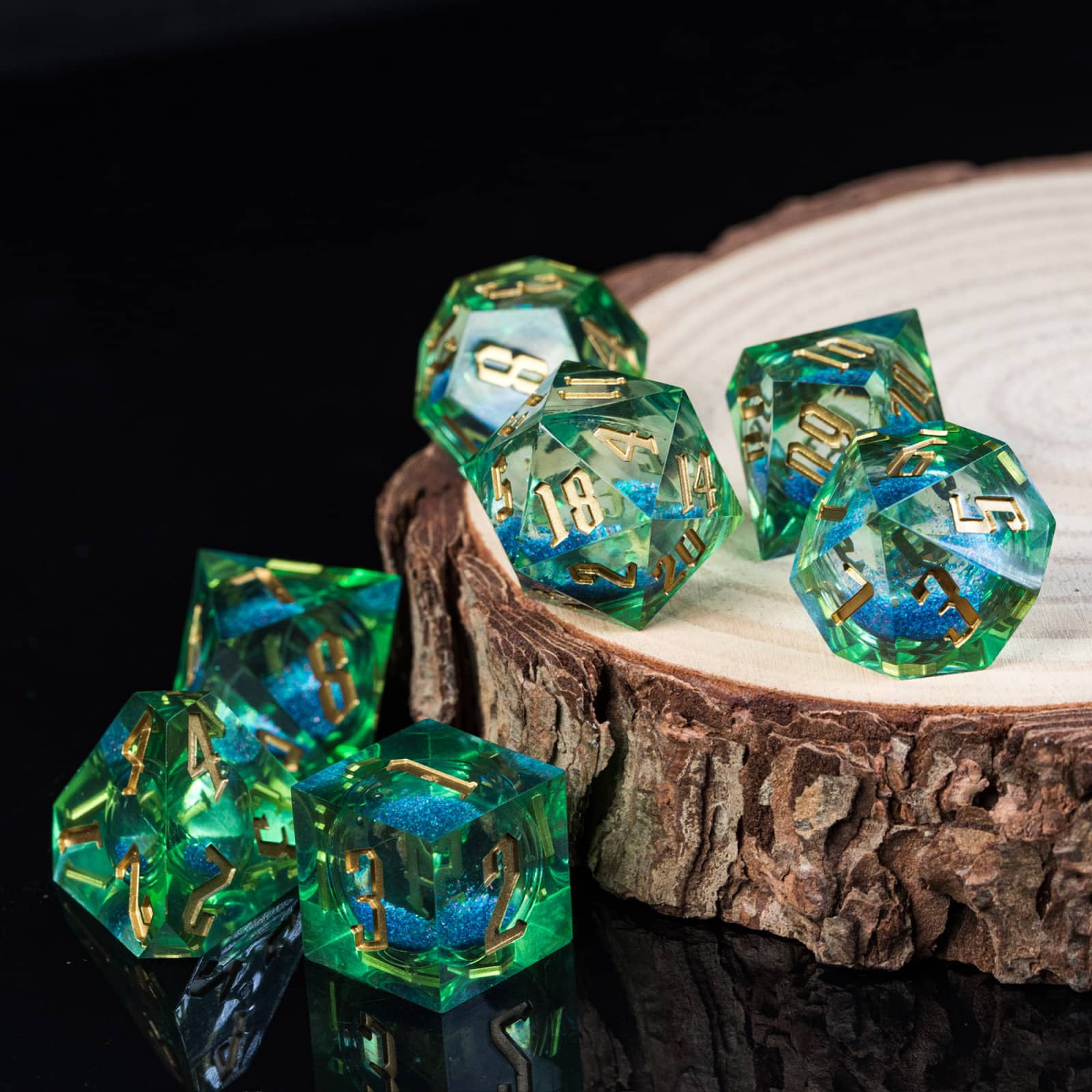 Cusdie Sharp Edges DND Dice, Liquid Core Quicksand Dice, 7 PCs D&D Dice, Handcrafted Polyhedral Dice Set, for TTRPG Role Playing Game Pathfinder