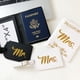 thumbnail image 2 of Bolsa de identificación de viaje para pareja en cuero de PU en blanco y negro, juego de etiquetas para equipaje con porta libreta de pasaportes para el Sr. y la Sra., 2 of 5