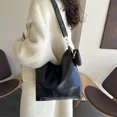 thumbnail image 4 of Bolsos de hombro de gran capacidad con cremallera sólida de PU 2024, mochila de alta calidad para mujer, estilo de diseñador, bolsos de mano de moda, bolsas de Ombro, 4 of 5