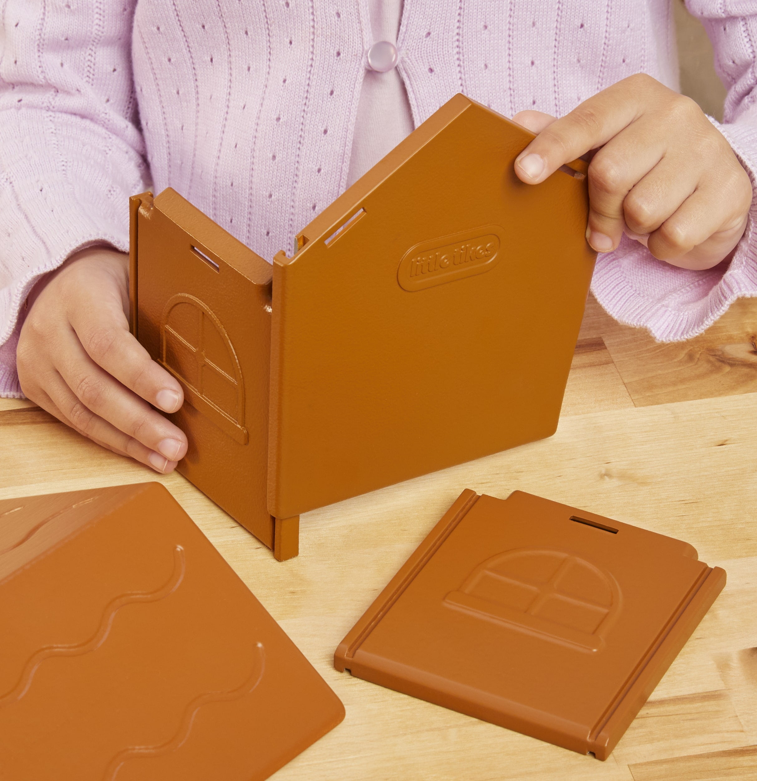 Little Tikes Creative Chefs Gingerbread House Kit, with Make-It Mix Play Sand, Ages 3+