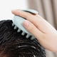 thumbnail image 5 of Cepillo de masaje, champú de limpieza del cuero cabelludo de silicona, cepillo de champú, cepillo para el cabello con champú, durabilidad mejorada, 5 of 10