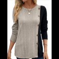 thumbnail image 1 of Camisa Asimétrica de Larga con Botones y Bloques de Color para Mujer, Ribete de Botones Claros y Abertura Lateral en la Cintura. Caqui S, 1 of 8