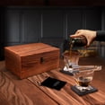 thumbnail image 3 of MIXOLOGIC Set de Regalo con Vasos de Vidrio Vintage Swirl para Whisky, 8 Hielos de Piedra Saponita y Bolsa Transportadora, Pinzas de Acero, 2 Posavasos de Piedra y Caja de Madera de Pino, Gift Set, 3 of 9