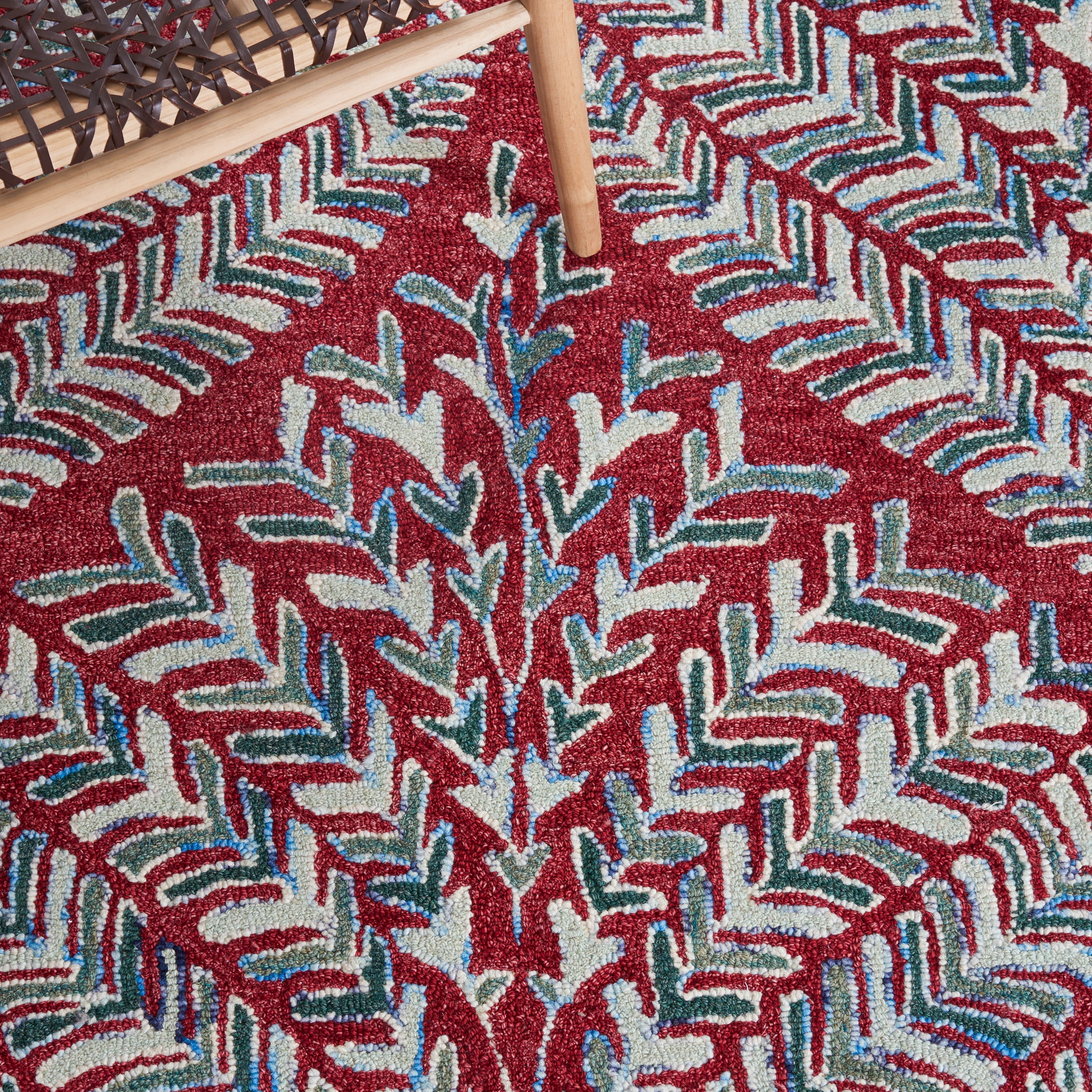 SAFAVIEH Capri Proinsias Leaves Wool Area Rug, Red/Green, 7' x 7' Round