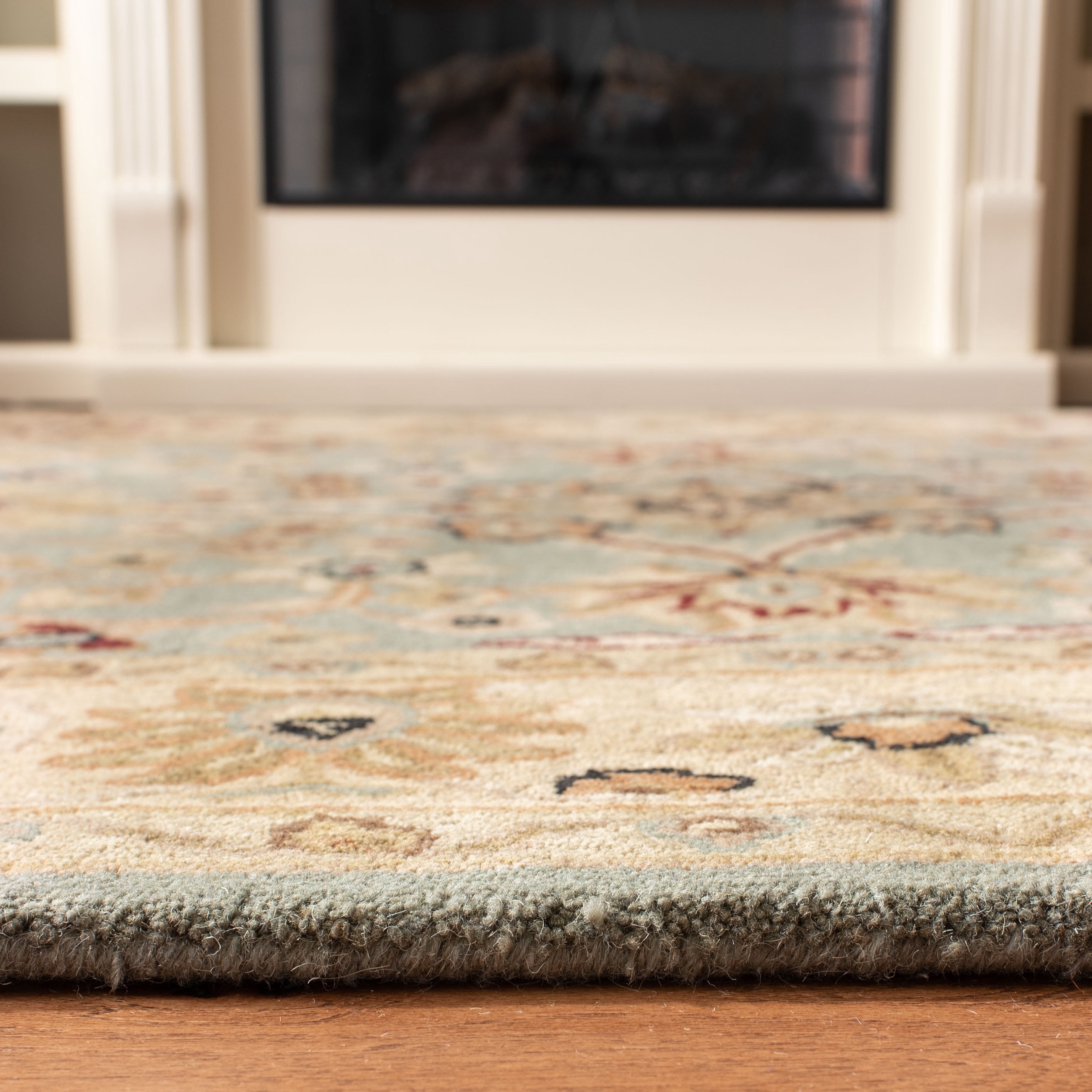 SAFAVIEH Antiquity Beaumont Traditional Wool Area Rug, Light Blue/Ivory, 4'6" x 6'6" Oval