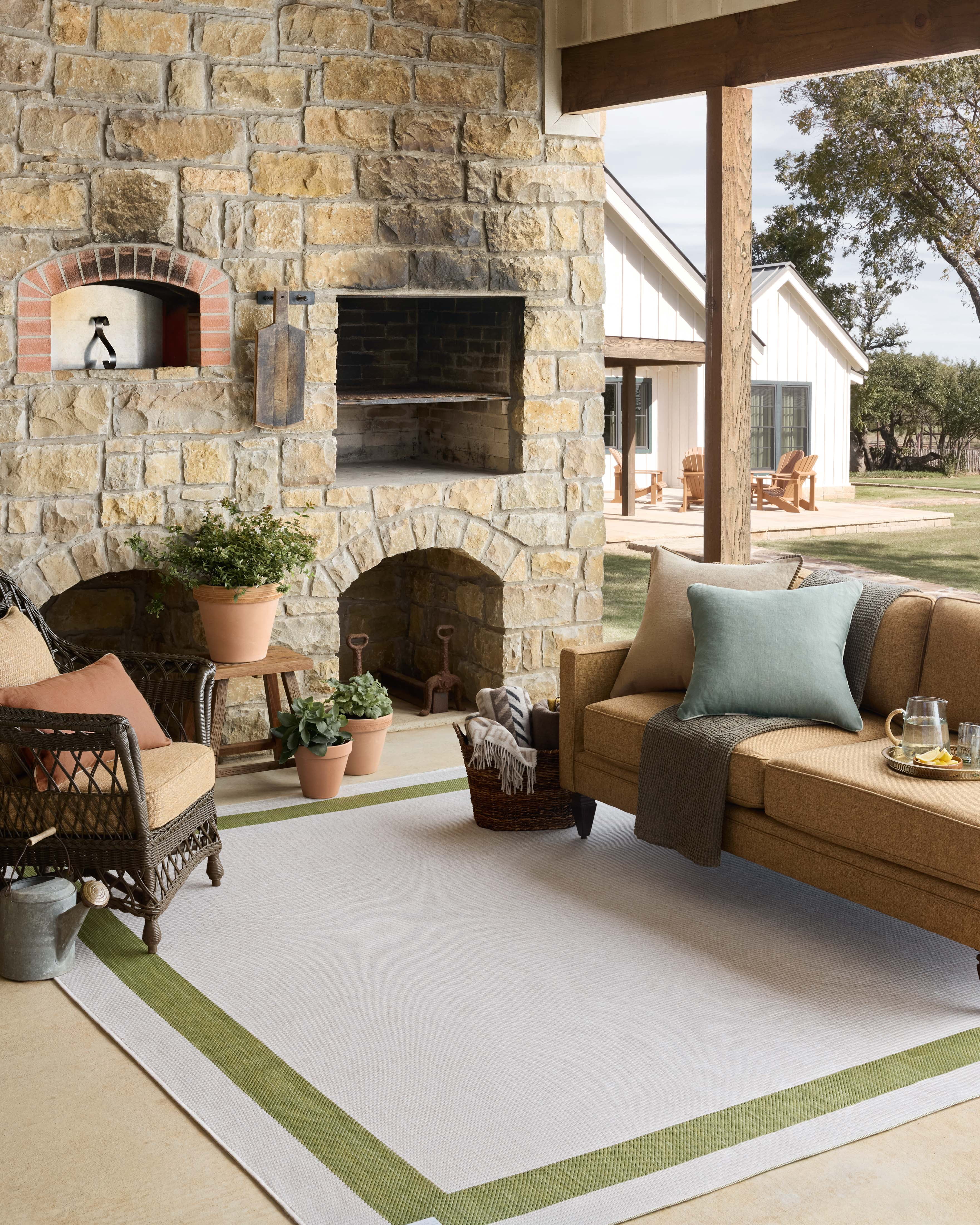 Indoor Outdoor Rug 4x6, Reversible, Loloi Easton Green / Ivory (4' x 6')