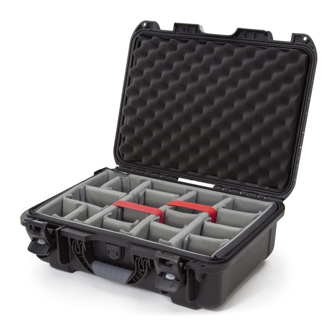 Funda rígida impermeable para equipaje de mano NANUK 935 con ruedas, color negro