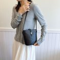 thumbnail image 4 of Bolso de cuero suave de alta calidad con patrón tejido para mujer, nuevo estilo 2025, bolso bandolera con textura de nicho, bolso tipo cubo ligero y lujoso con temperamento, 4 of 4