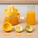 thumbnail image 4 of Exprimidor manual de cítricos, limón y naranja con vaso medidor y rallador integrados., 4 of 8