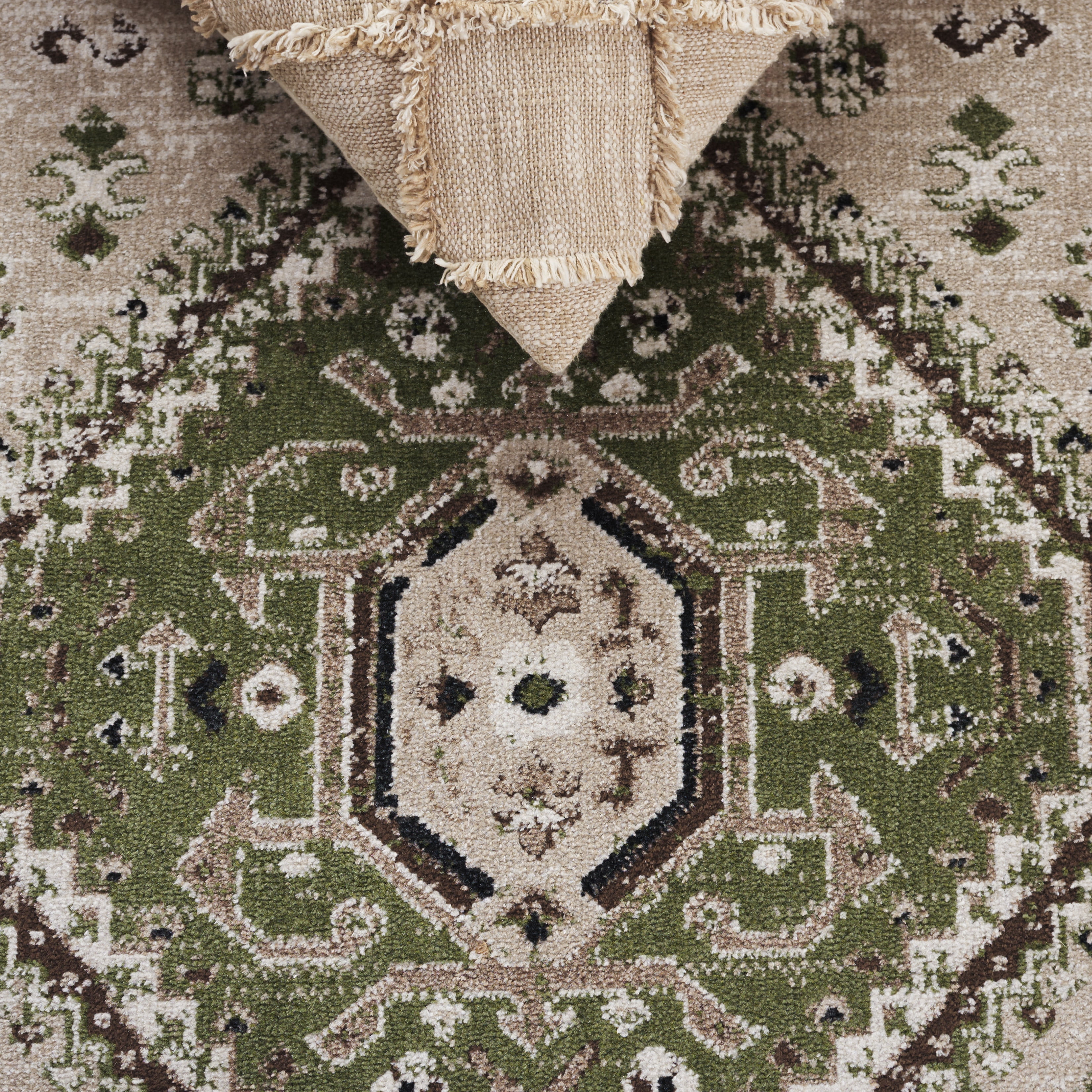 SAFAVIEH Bayside Sherwood Oriental Polyester Area Rug, Green/Beige, 5'3" x 7'6"