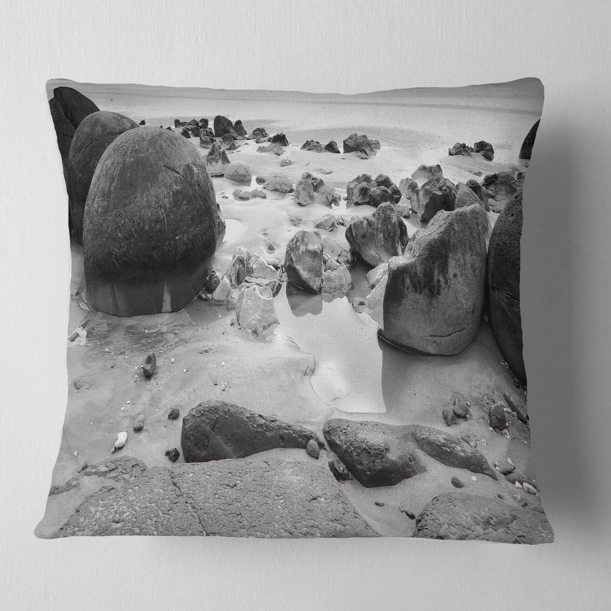 Designart Moeraki Boulders Black n White - Seashore Photo Throw Pillow - 16x16