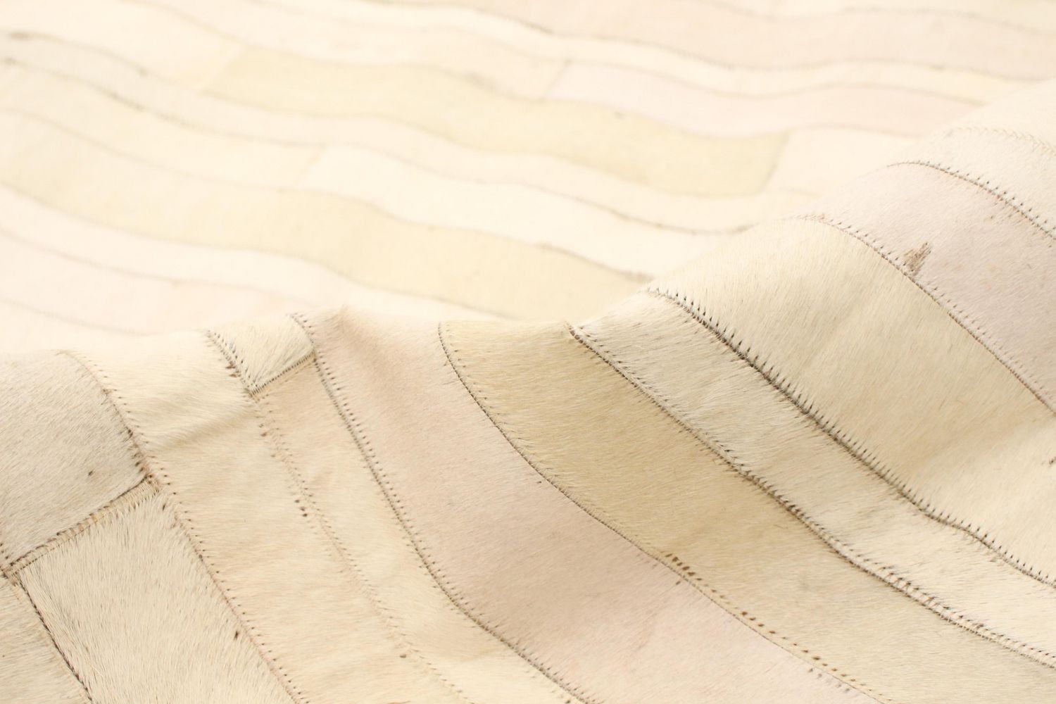 ECARPETGALLERY 4'8" x 6'6" Contemporary Cowhide Patchwork Handmade Area Rug for Living Room, Dining Room and Bedroom in Ivory