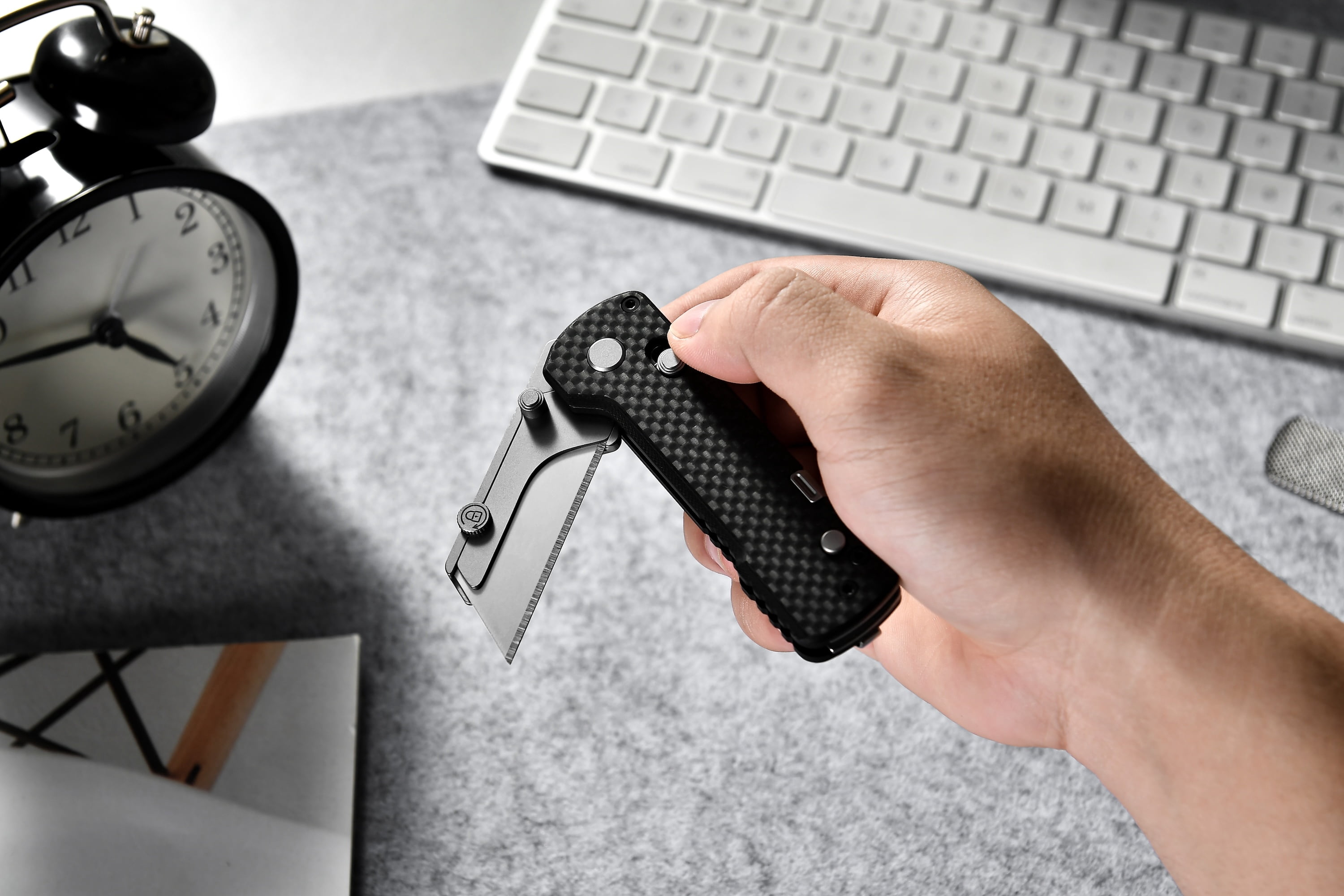 Olight U1 Pro Utility Knife with Folding Screwdriver - Carbon Black Fiber + Olight OPatch