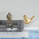 thumbnail image 2 of Elegante escultura de caballero y pájaro dorado. Figura decorativa moderna de estilo europeo para sala de estar, entrada, oficina, escritorio o decora, 2 of 8