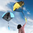 thumbnail image 3 of Juguetes de paracaídas para niños: juguetes para exteriores pequeños con paracaídas voladores sin enredos. Las mejores ideas para rellenar medias navideñas. Regalos únicos para niños y niñas al aire, 3 of 4