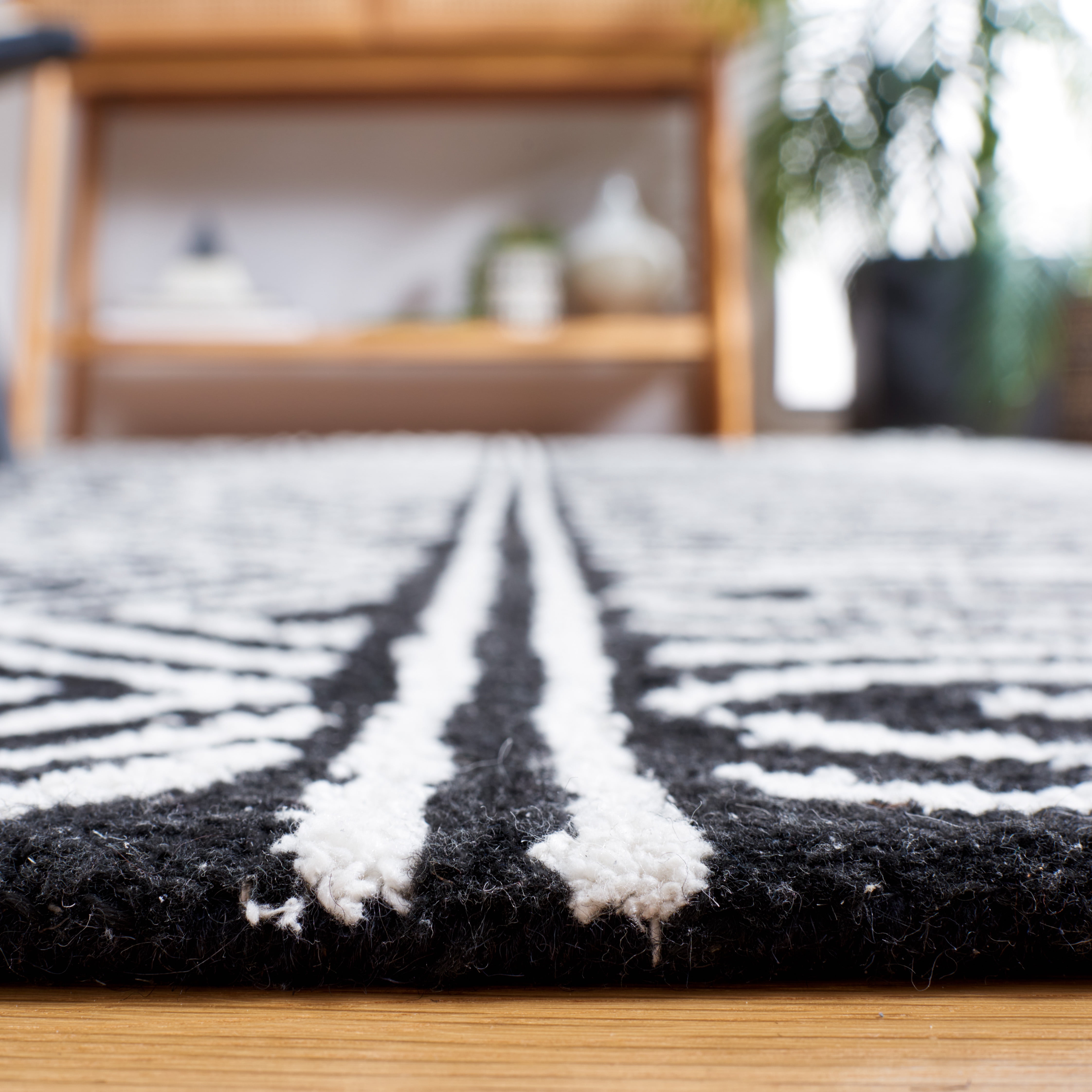 SAFAVIEH Capri Lucina Southwestern Area Rug, Ivory/Black, 5' x 8'