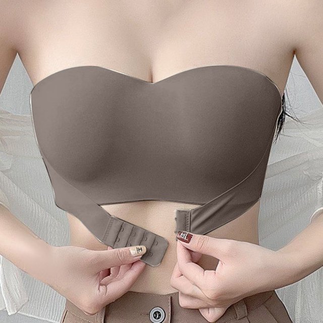 willbest brasier deportivo mujer sujetador cómodo sin tirantes para mujer, sin fruncir, sin envolver el pecho, con botones en la parte delantera y trasera, sin dejar marcas. Vista frontal centrada de un brasier strapless color café con copas moldeadas y cierre frontal de ganchos mostrado abrochándose; panel inferior ancho y tela lisa sin costuras visibles. A menudo usado como sujetador invisible para prendas sin tirantes o como soporte ligero en actividad diaria.