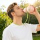 thumbnail image 1 of Botella de agua de 880 ml con forma de calabaza, correa ajustable, a prueba de fugas, plástico de grado alimenticio, gran capacidad para deportes al aire libre, senderismo, gimnasio, ciclismo, 1 of 7