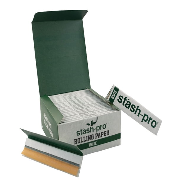 papel para fumar premium rolling paper caja con 50 pzs Caja abierta con 50 libritos Stash Pro en blanco, formato 1 1/4" (44x78 mm) king size; un librito se muestra inclinado para revelar la banda de pega y el interior blanco. Ideal para descansos breves y también suele usarse para llevar repuestos en estuches compactos.