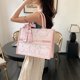 thumbnail image 2 of Bolso de mano bordado de gran capacidad para mujer, textura de alta gama, bolso de viaje de nicho, bolso de mensajero de hombro, bolso grande informal, 2 of 5
